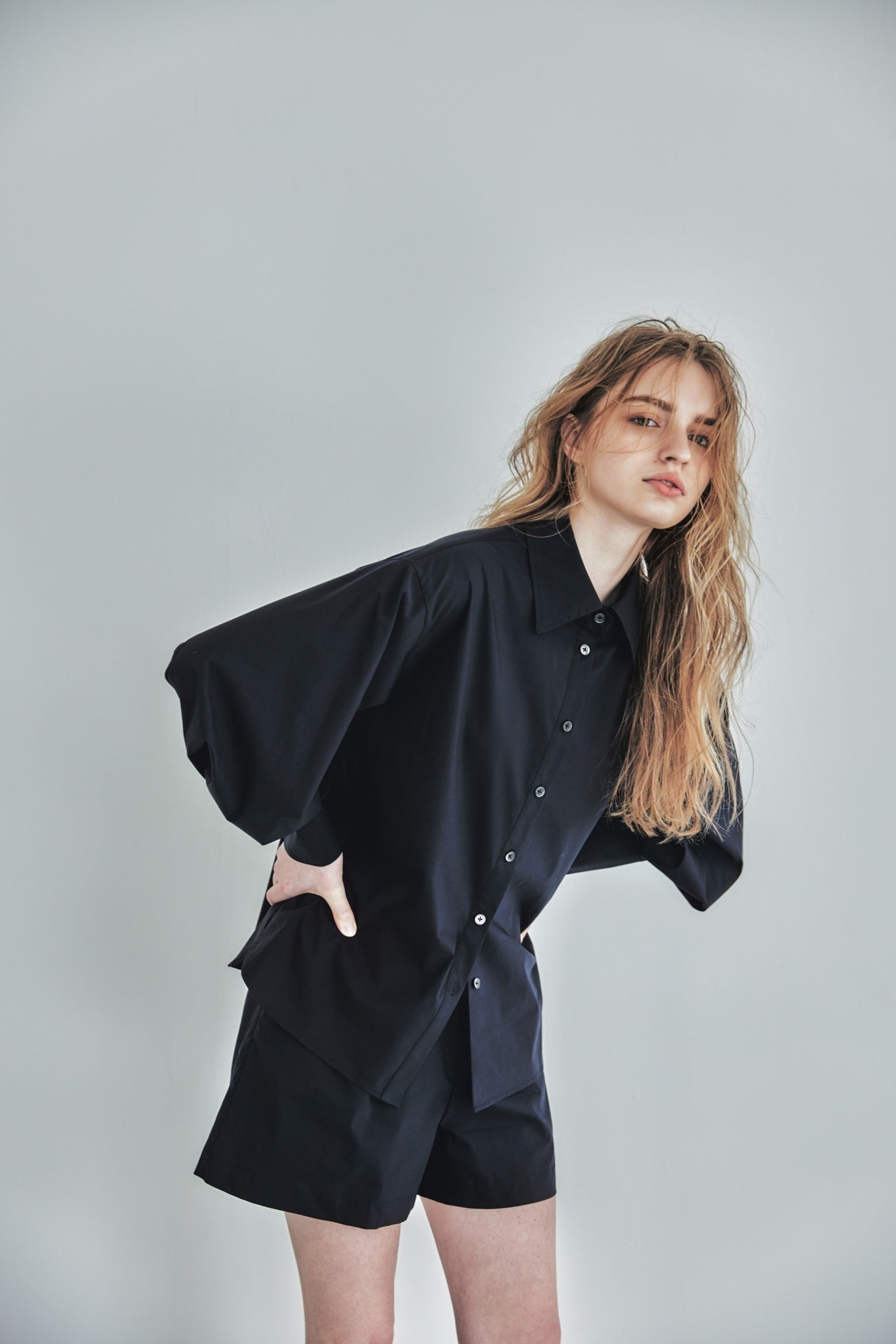 VOLUME SLEEVE TAFFETA SHIRT (NAVY)